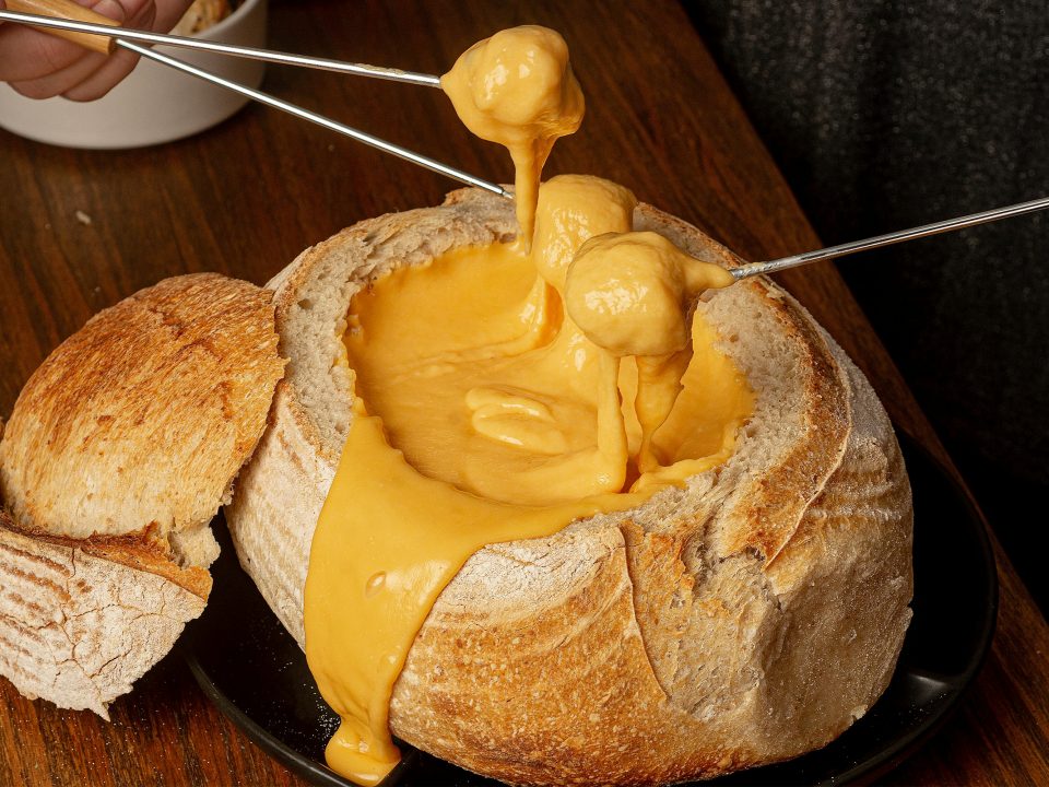 Fondue de queijo com Molho para Salada Mostarda e Mel Castelo