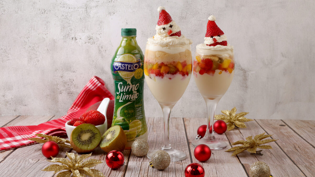 taça de creme de limão e frutas