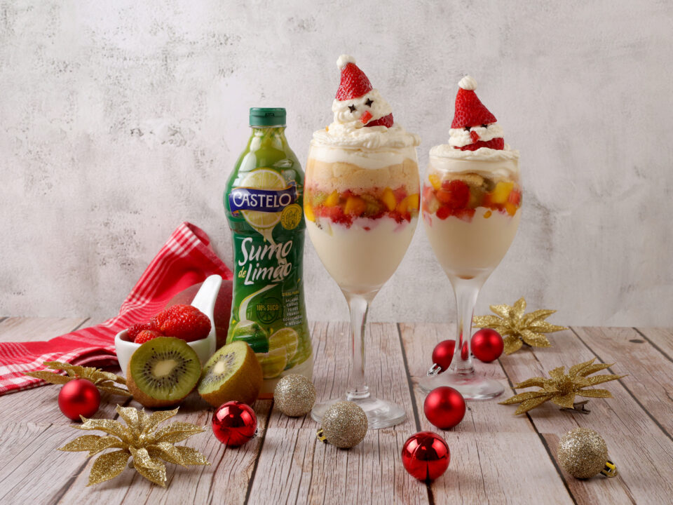 taça de creme de limão e frutas