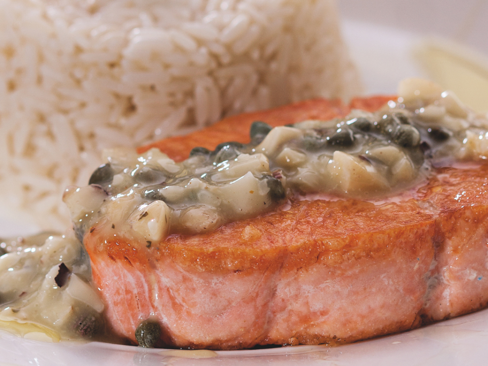 receita de salmão ao molho de limão e alcaparras