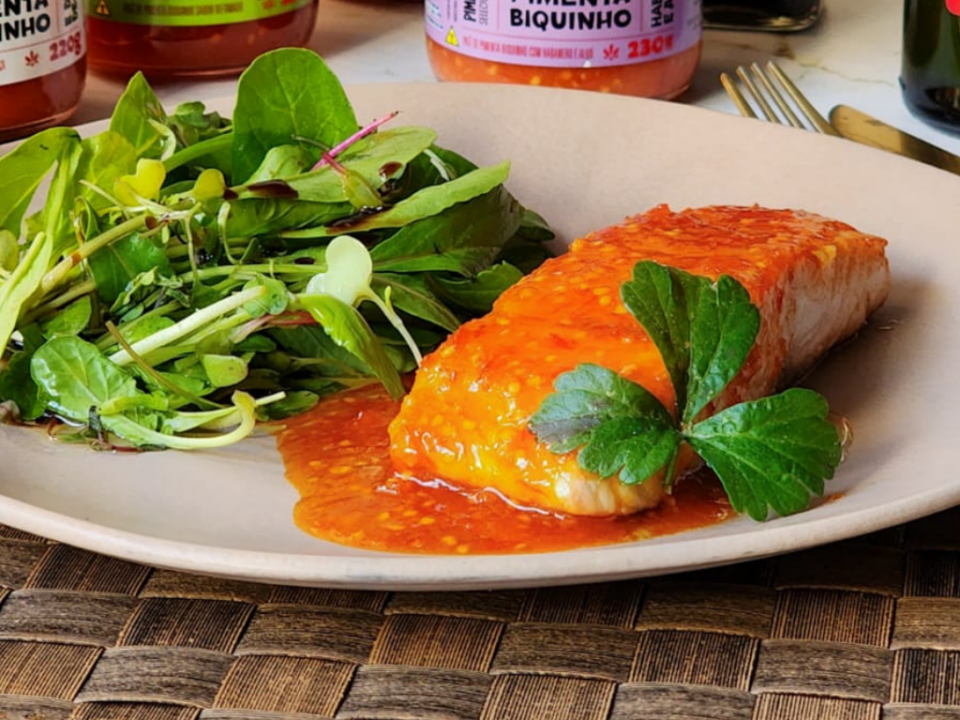 receita de salmão com molho de pimenta e mel