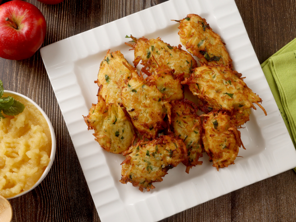 Receita de Bolinho de batata alemão com purê de maçã