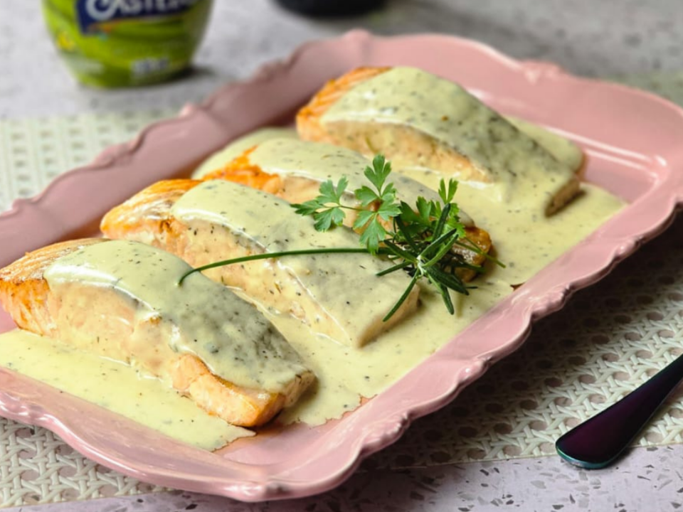 receita de salmão ao molho de ervas finas