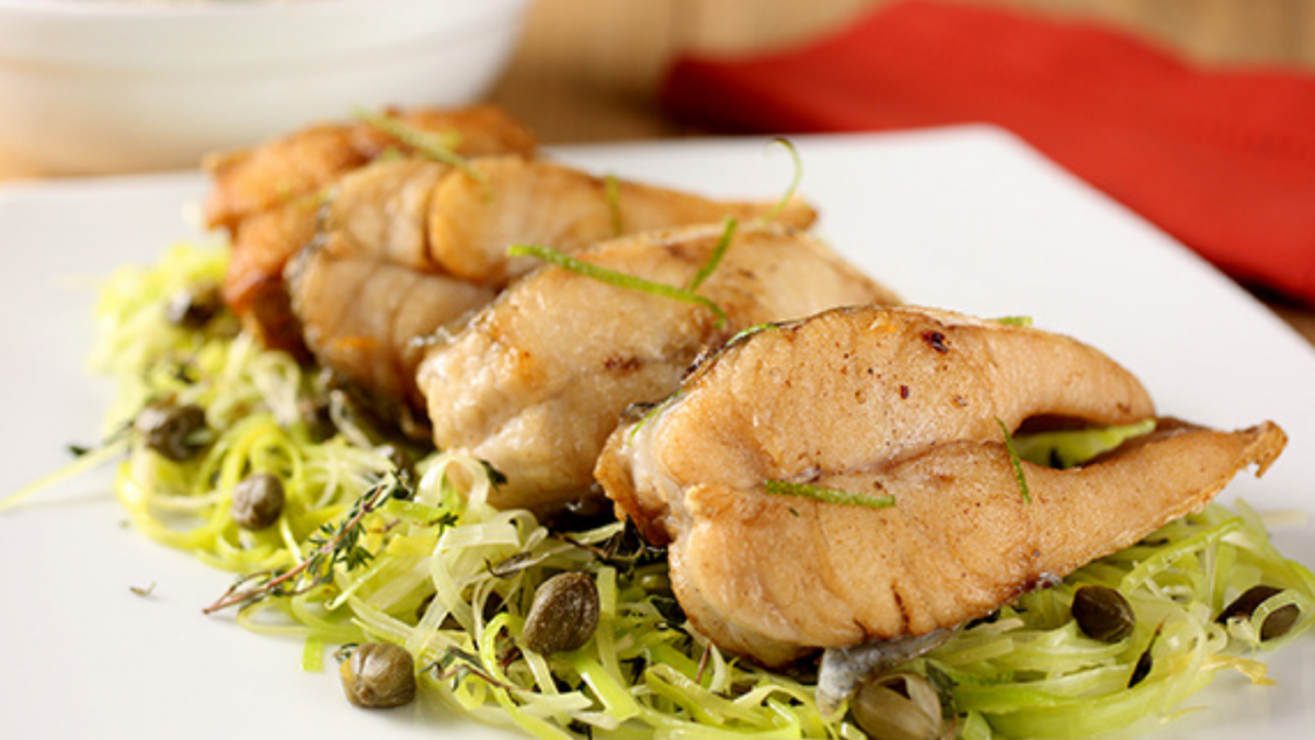 receita de peixe grelhado com alho poro e alcaparras