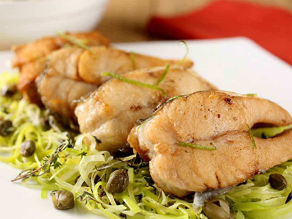 receita de peixe grelhado com alho poro e alcaparras