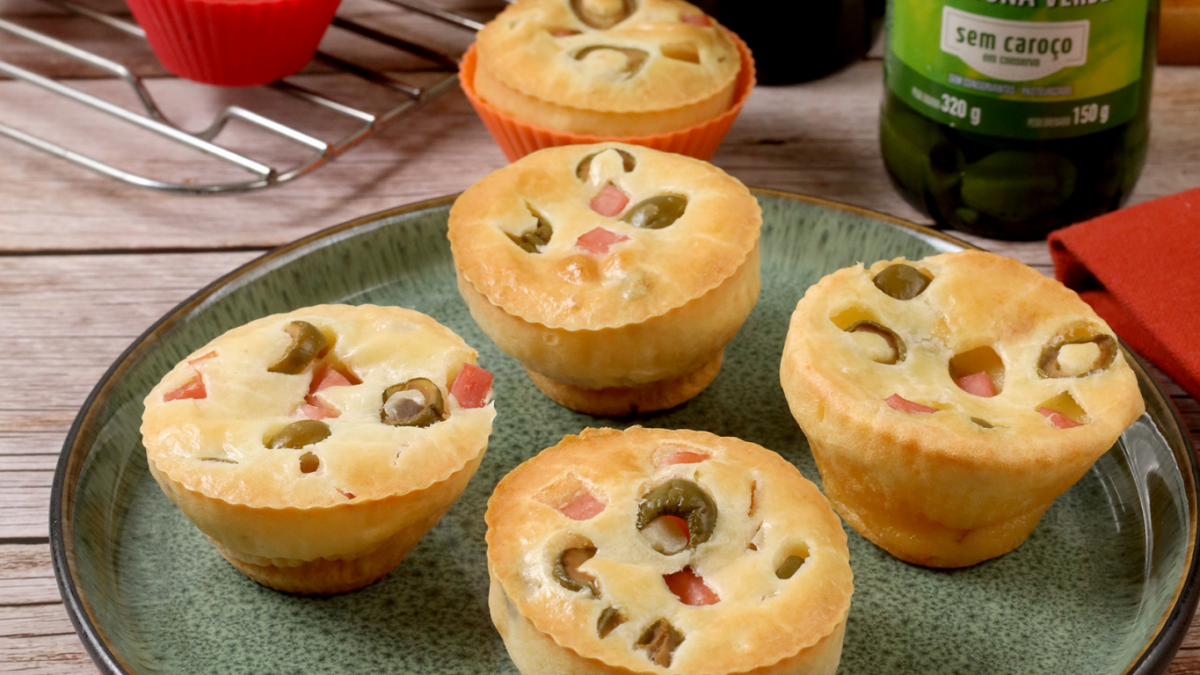 receita de muffin de pão de queijo com presunto e azeitona
