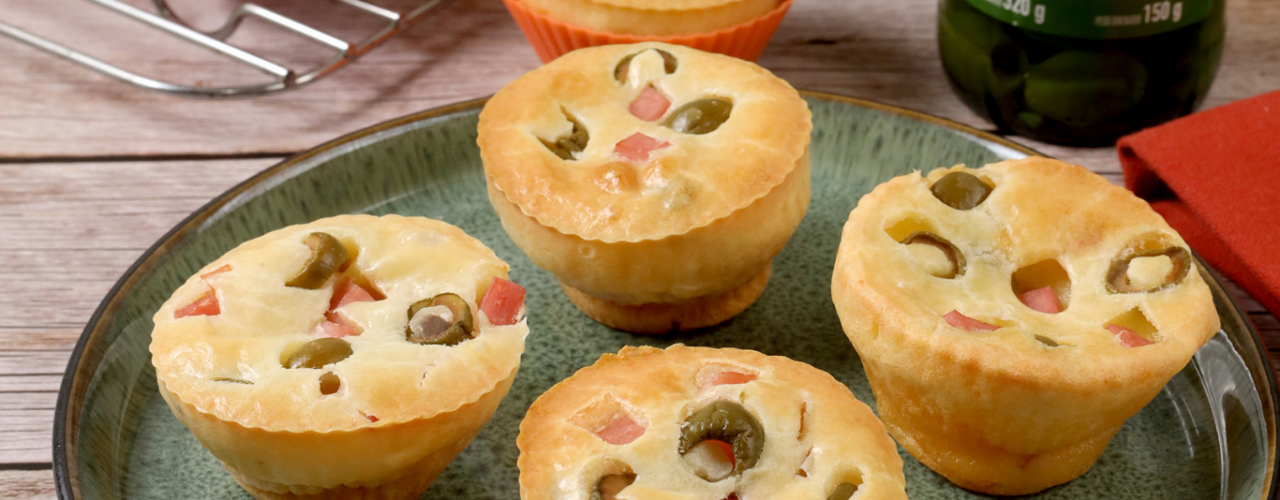receita de muffin de pão de queijo com presunto e azeitona