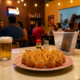 Coxinhas douradas e crocantes em bandeja, representando o clássico salgado brasileiro