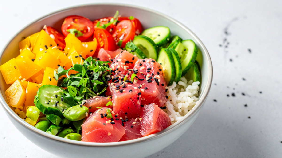 Bowl de poke de atum com arroz japonês, ingredientes frescos sobre a mesa