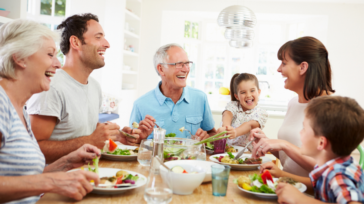 Mesa de almoço com pratos variados para comemorar o Dia das Mães em família