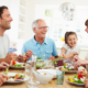 Mesa de almoço com pratos variados para comemorar o Dia das Mães em família