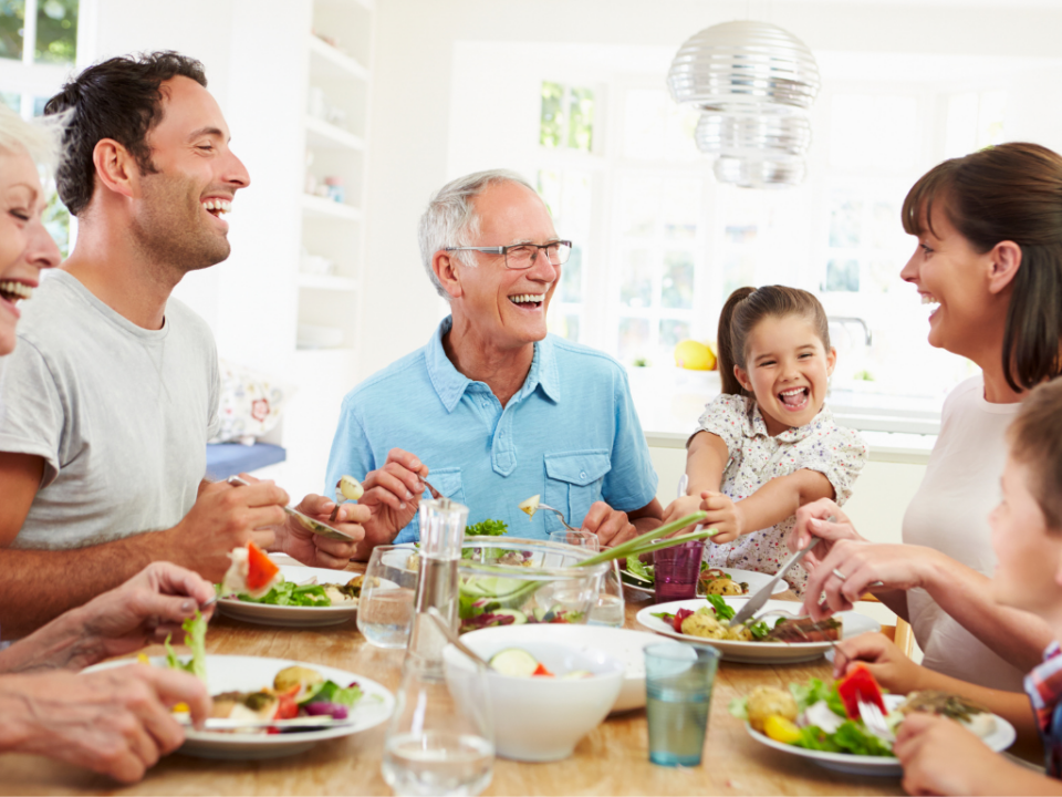 Mesa de almoço com pratos variados para comemorar o Dia das Mães em família