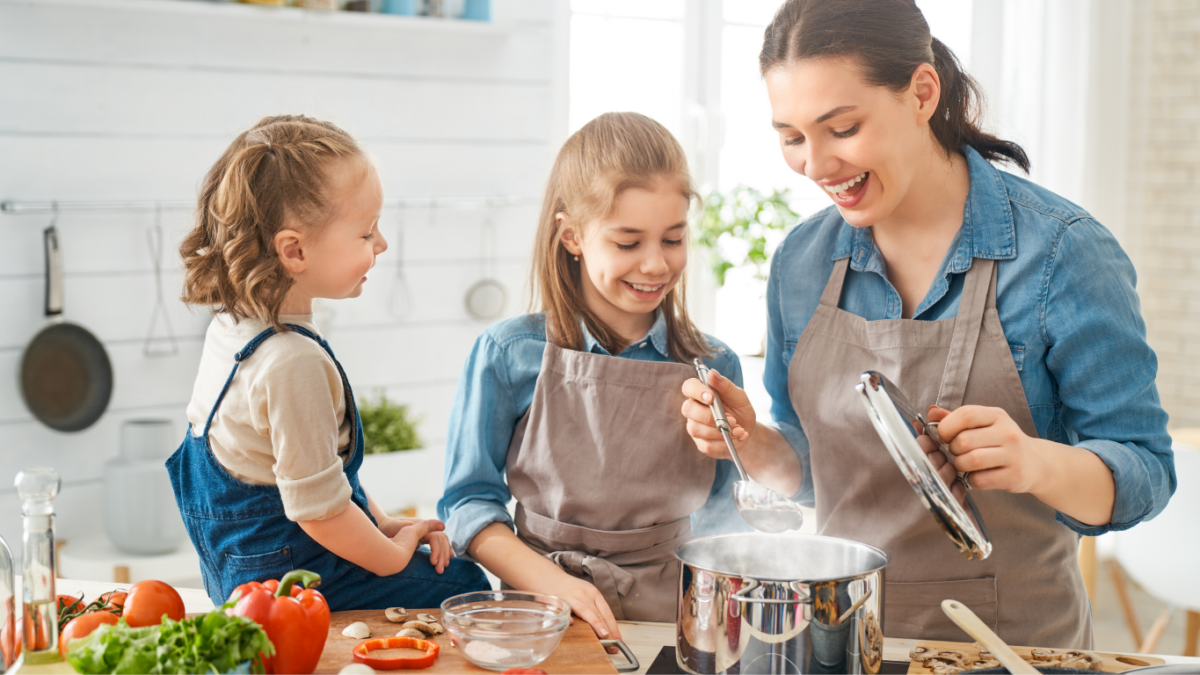 Crianças na cozinha preparando receitas divertidas durante as férias de julho
