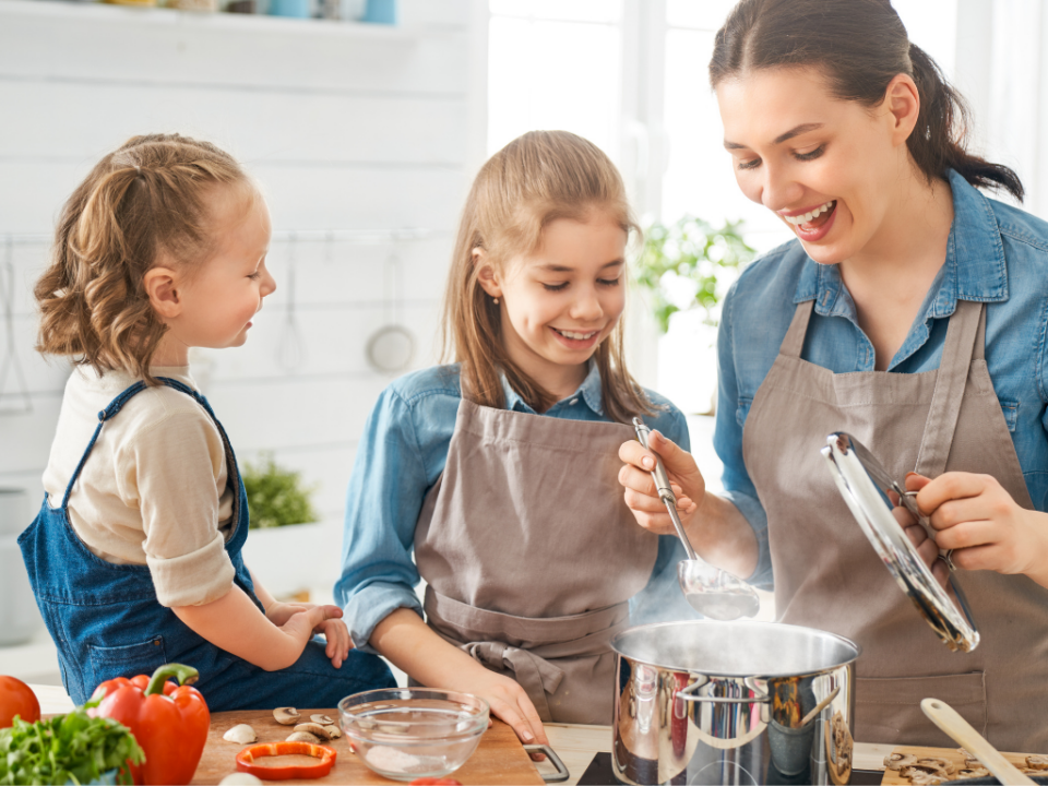 Crianças na cozinha preparando receitas divertidas durante as férias de julho