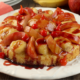 receita de torta de maçã agridoce com calda de frutas