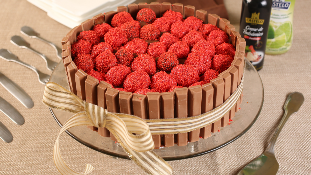 bolo de aniversario com chocolate e brigadeiro de balsamico