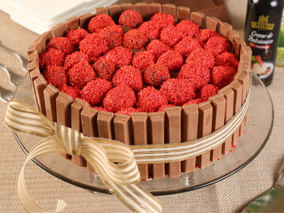 bolo de aniversario com chocolate e brigadeiro de balsamico